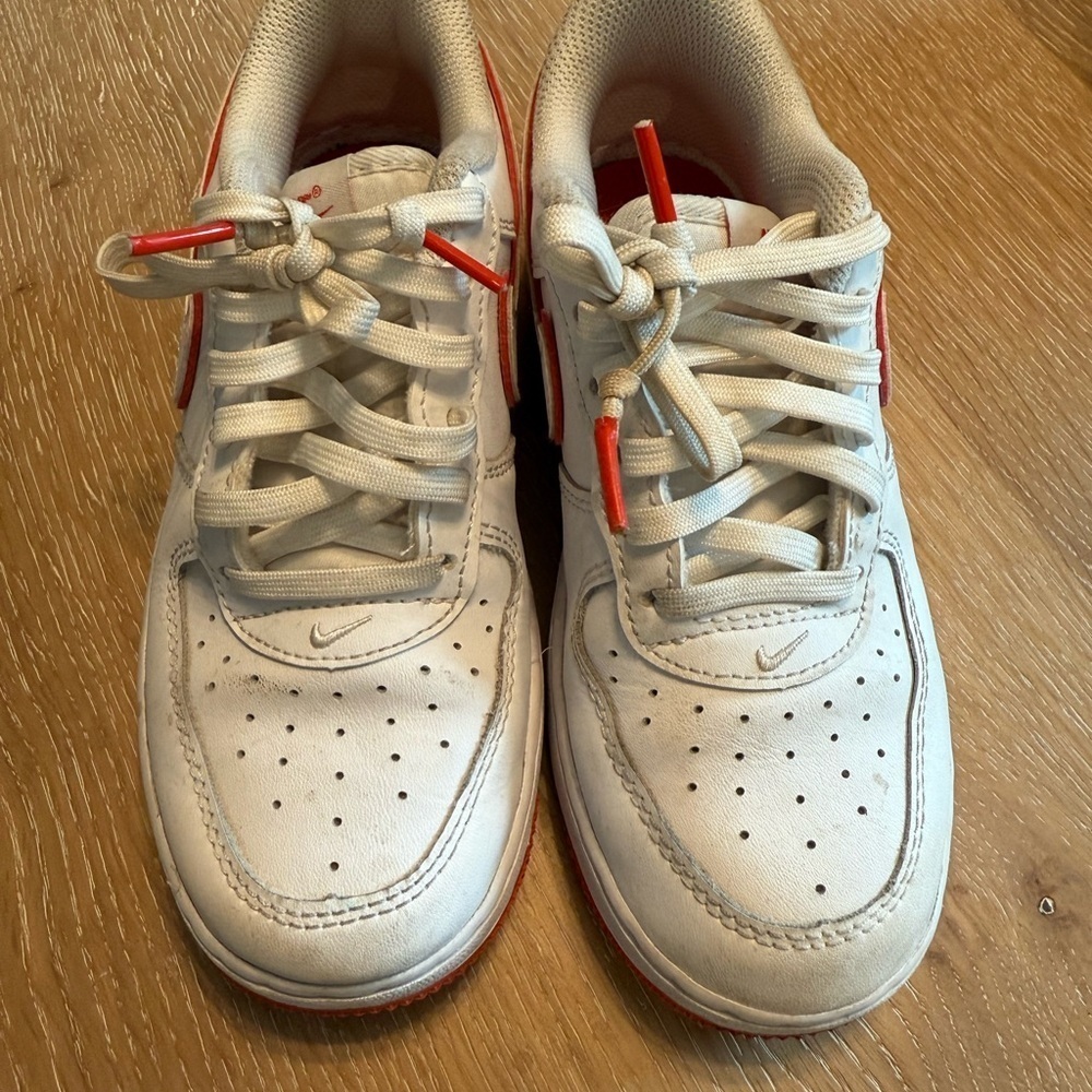 Nike Kids Sneakers in White and Red Size 1Y LIKE NEW